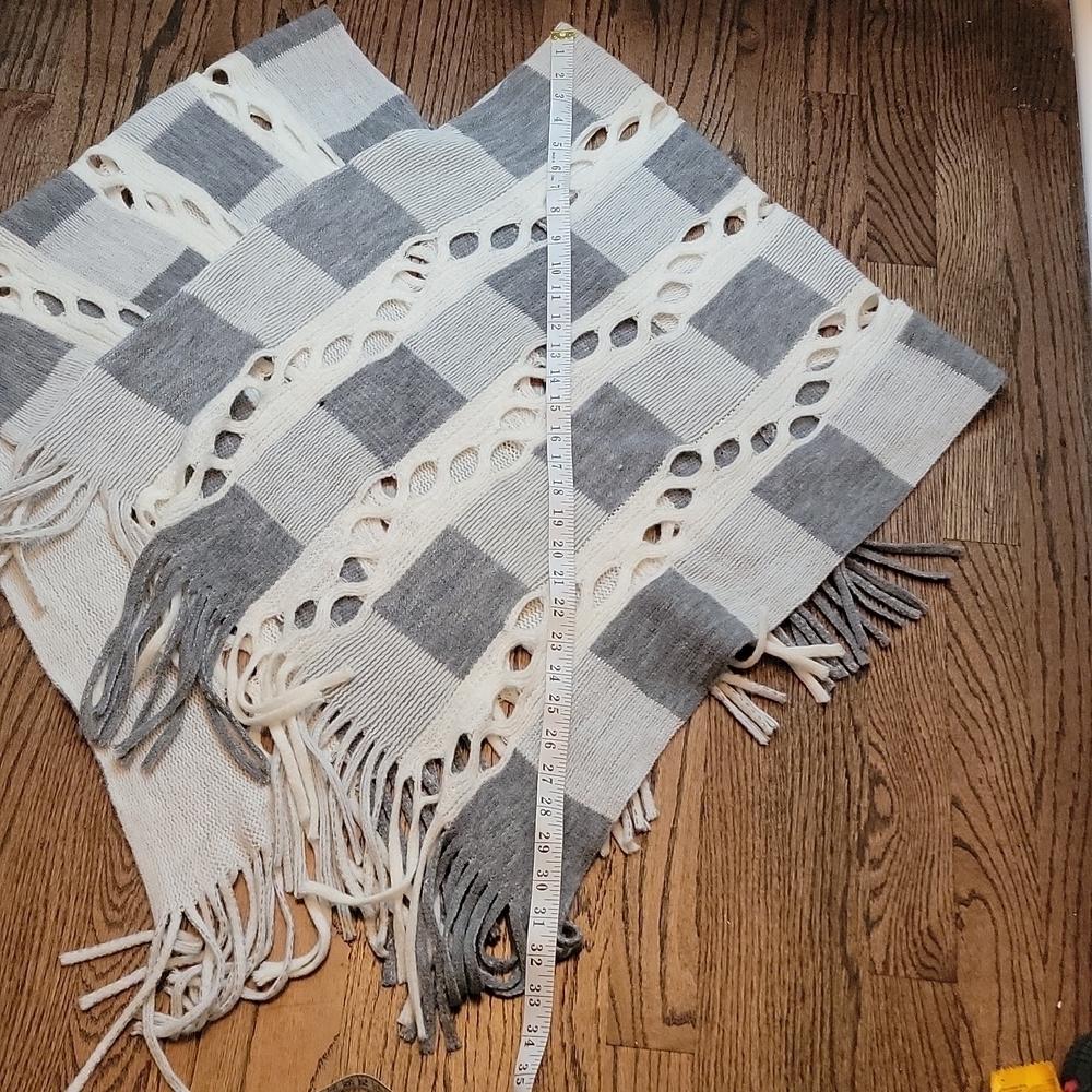 Poncho - Picture 2 of 2